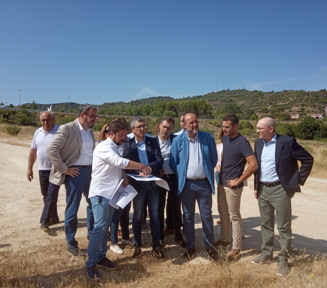 El secretario de Estado de Medio Ambiente Hugo Morán, durante su visita al embalse de Entrepeñas, en Sacedón. El secretario de Estado de Medio Ambiente Hugo Morán, durante su visita al embalse de Entrepeñas, en Sacedón.