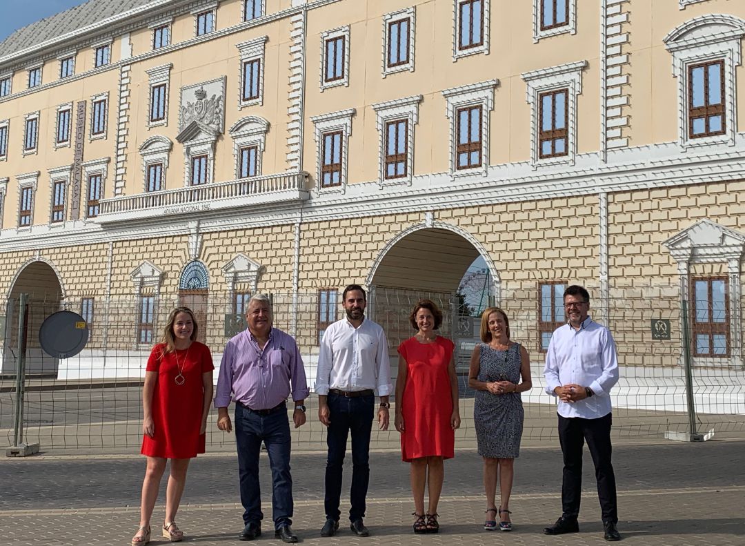 El portavoz del PSOE en el Ayuntamiento de Málaga, Dani Pérez, junto a los concejales socialistas en la portada del recinto ferial. El portavoz del PSOE en el Ayuntamiento de Málaga, Dani Pérez, junto a los concejales socialistas en la portada del recinto ferial.