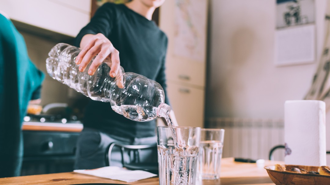Los riesgos de la moda de beber agua de mar embotellada