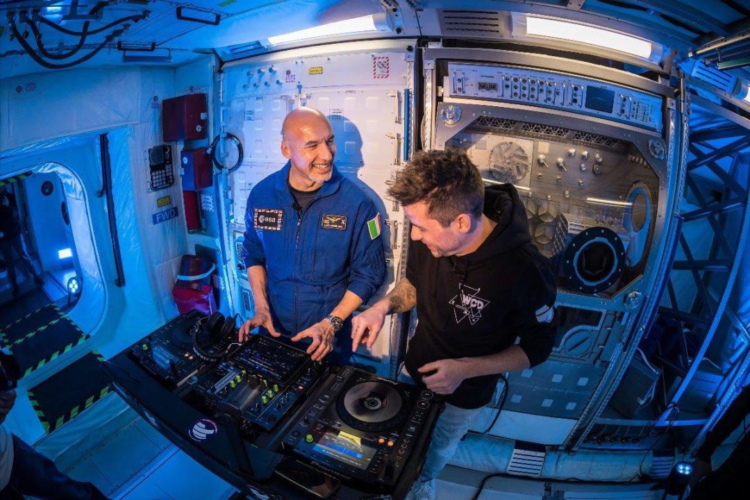 Luca, durante la sesión a bordo de la Estación Espacial Internacional Luca, durante la sesión a bordo de la Estación Espacial Internacional
