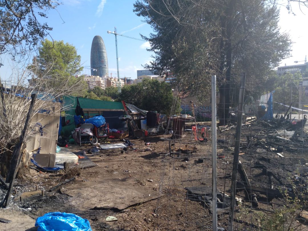 El campamento de indigentes que se ha incendiado esta madrugada. Tres persones han resultado heridas El campamento de indigentes que se ha incendiado esta madrugada. Tres persones han resultado heridas