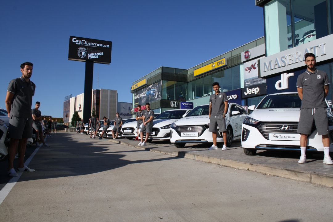 El Burgos C.F. entrega coches a todos sus jugadores y cuerpo técnico El Burgos C.F. entrega coches a todos sus jugadores y cuerpo técnico