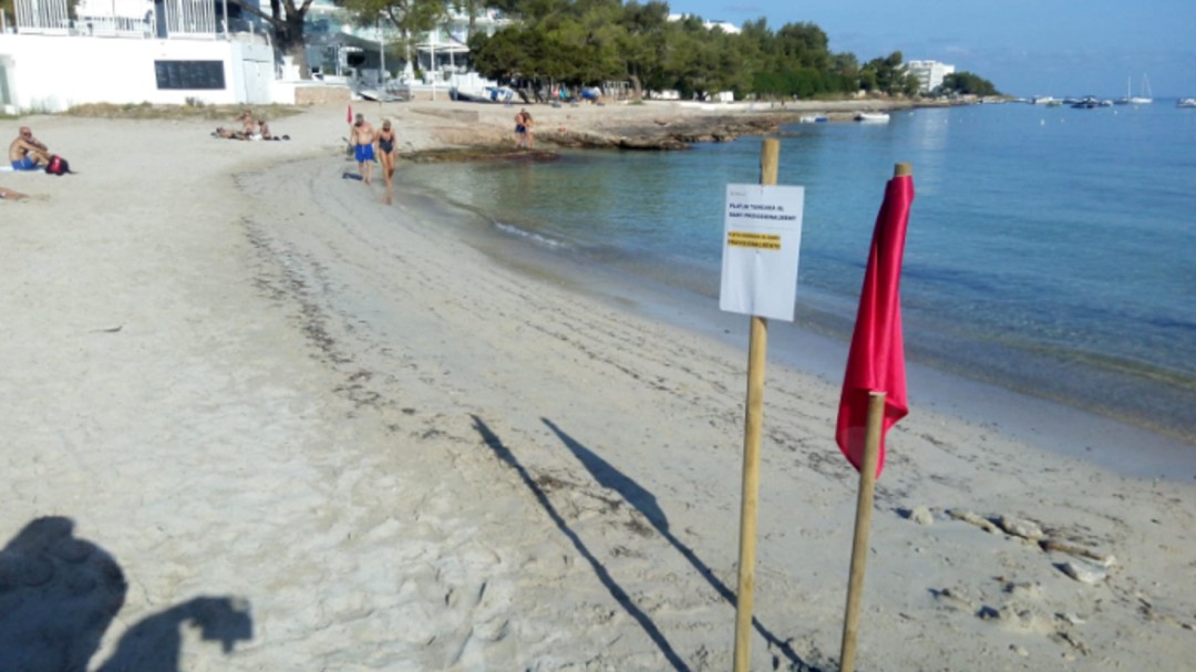 Sant Josep cierra al baño la playa de Caló d'en Serral