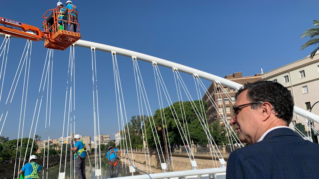 Murcia continúa la limpieza de los puentes del Segura con una grúa de 20 metros