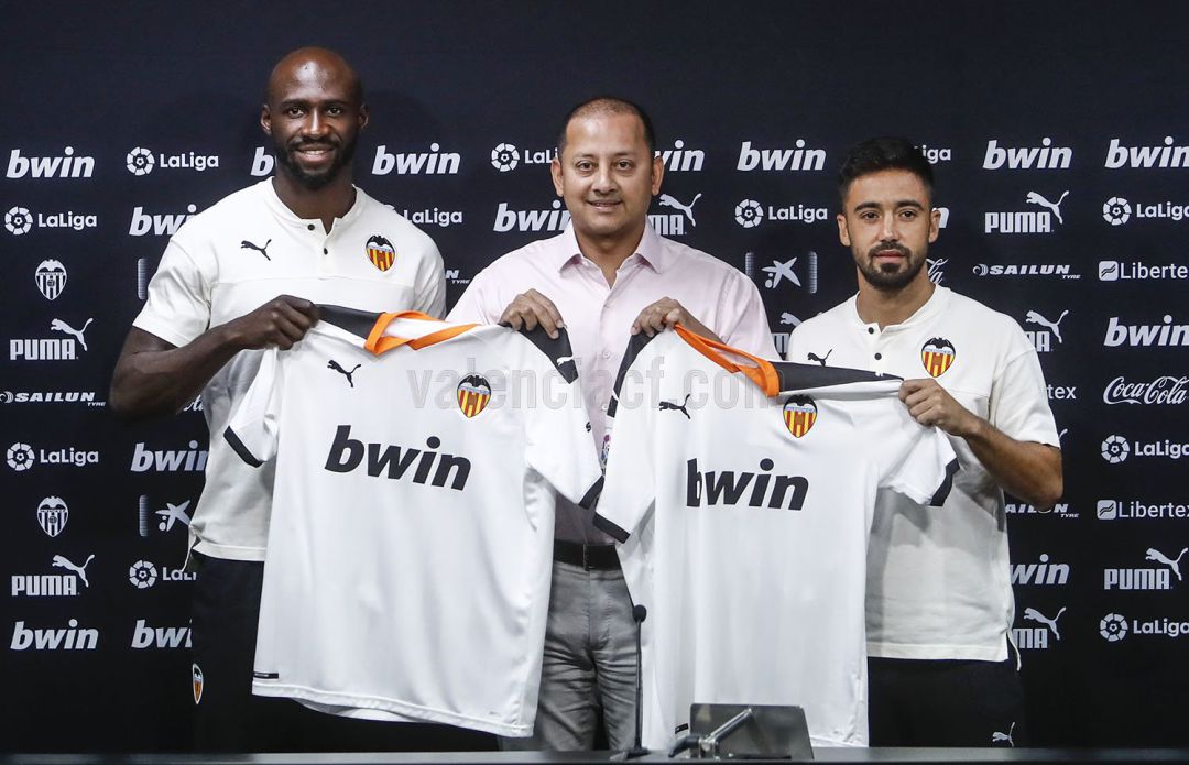 Mangala y Jaume Costa, presentados con el Valencia Mangala y Jaume Costa, presentados con el Valencia