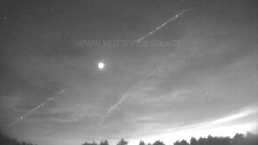 Las perseidas dejan una gran bola de fuego surcando el cielo en la vertical de Puertollano