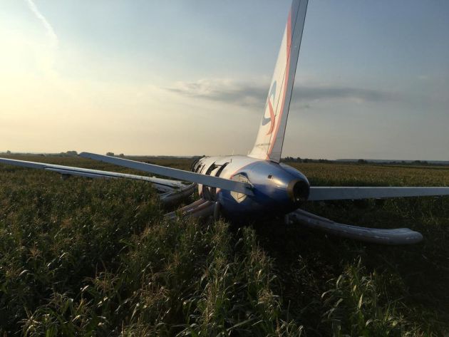 El avión tras el aterrizaje de emergencia El avión tras el aterrizaje de emergencia