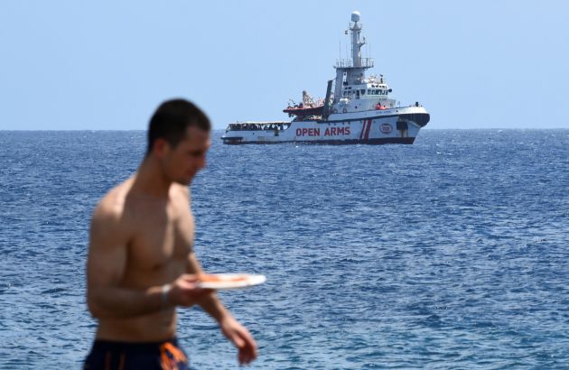 Desembarcan nueve migrantes del Open Arms por motivos de salud Desembarcan nueve migrantes del Open Arms por motivos de salud