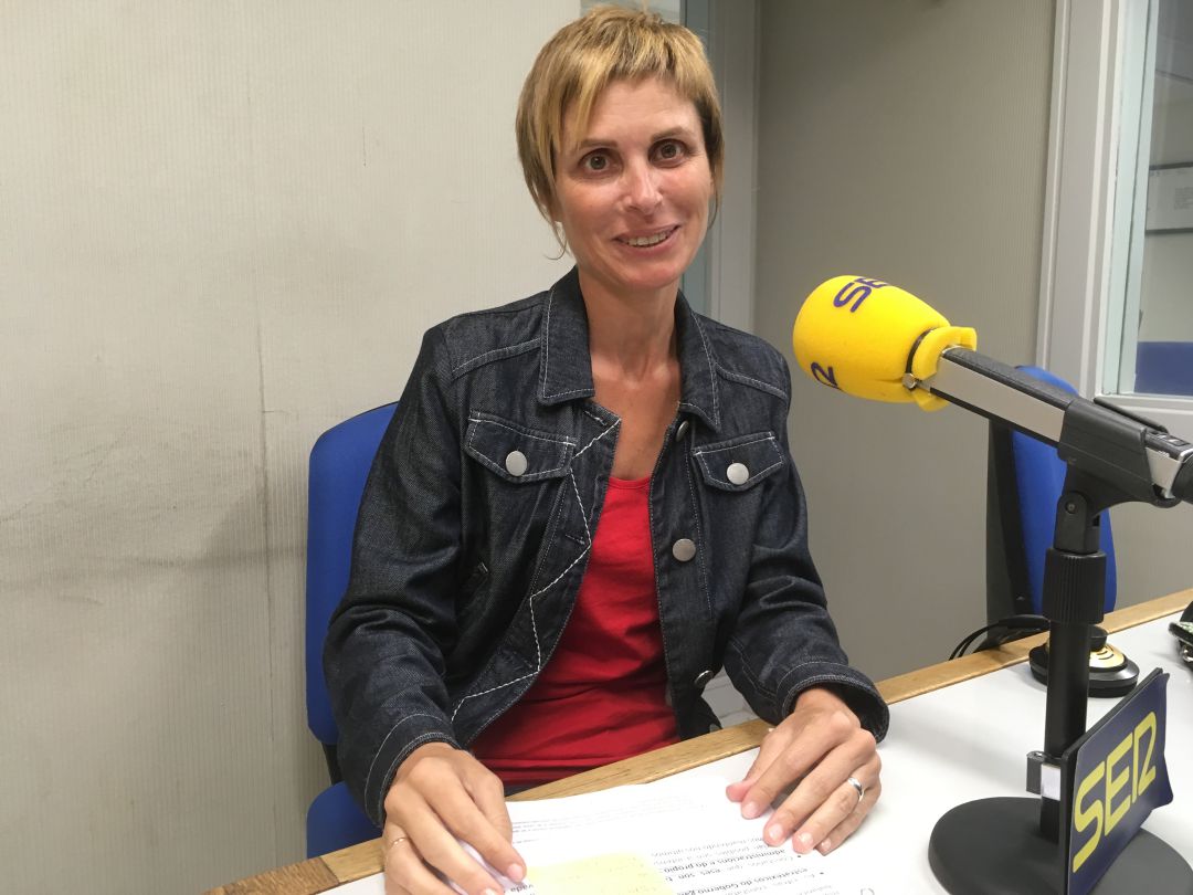 La directora de la axencia de turismo de Galicia, Nava Castro, en el estudio de Radio Galicia. La directora de la axencia de turismo de Galicia, Nava Castro, en el estudio de Radio Galicia.