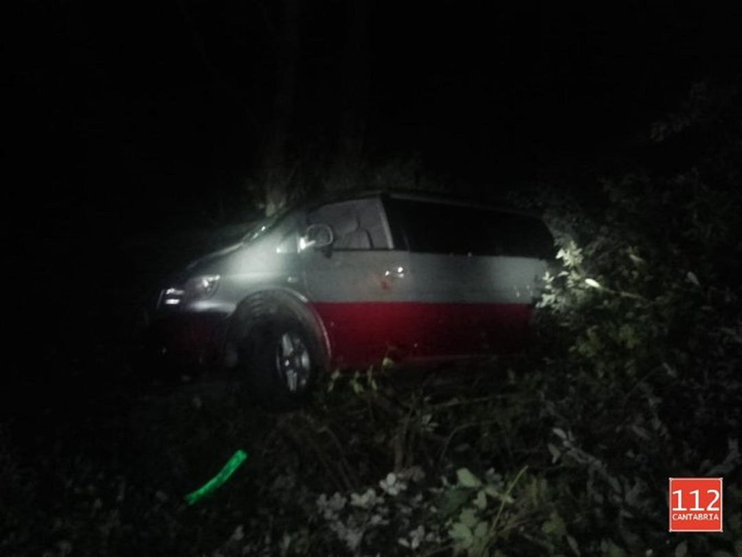 Herida una pareja al caer su furgoneta 15 metros al río Vendejo en Pesaguero Herida una pareja al caer su furgoneta 15 metros al río Vendejo en Pesaguero