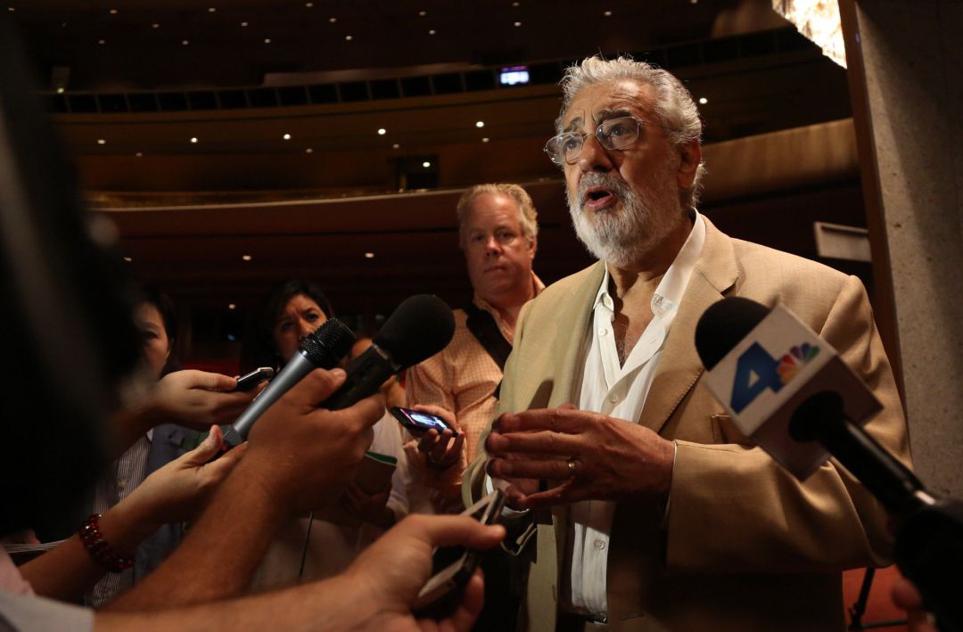 El tenor Plácido Domingo atiende a los medios después de la acusación de acoso sexual recibida por varias compañeras de ópera. El tenor Plácido Domingo atiende a los medios después de la acusación de acoso sexual recibida por varias compañeras de ópera.