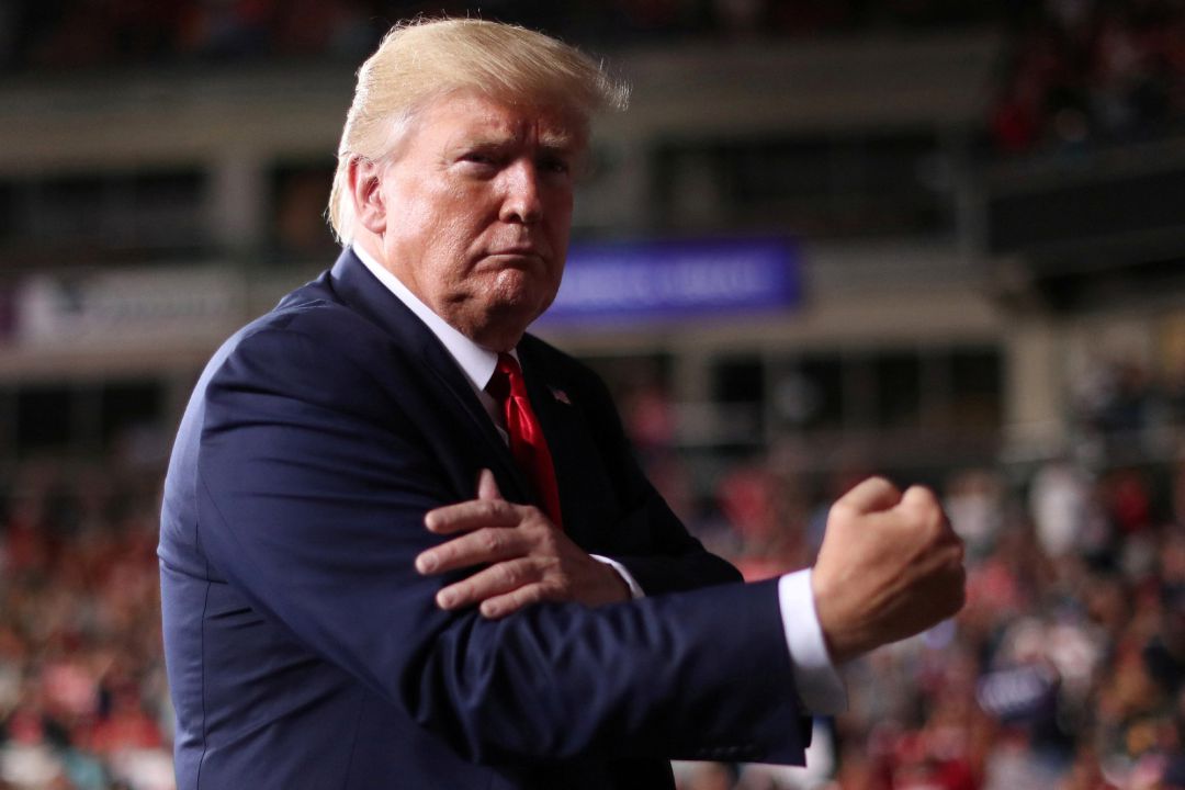 El presidente de los Estados Unidos, Donald Trump, luce bíceps tras su mitin con simpatizantes en Manchester, New Hampshire, este jueves El presidente de los Estados Unidos, Donald Trump, luce bíceps tras su mitin con simpatizantes en Manchester, New Hampshire, este jueves