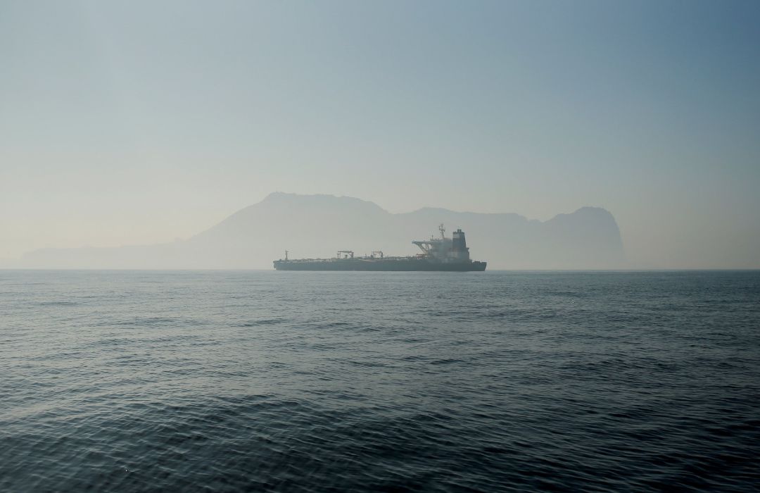 El Grace 1, junto al Peñón de Gibraltar. El Grace 1, junto al Peñón de Gibraltar.