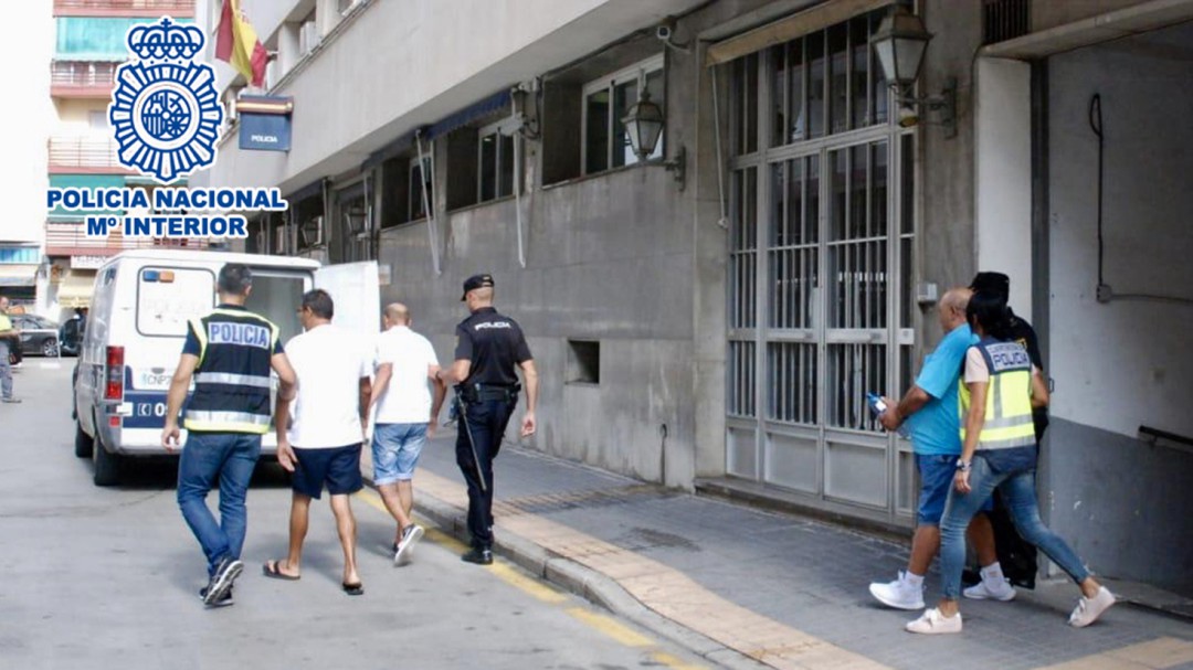 Orden de alejamiento para cuatro trileros que robaban a turistas si no apostaban