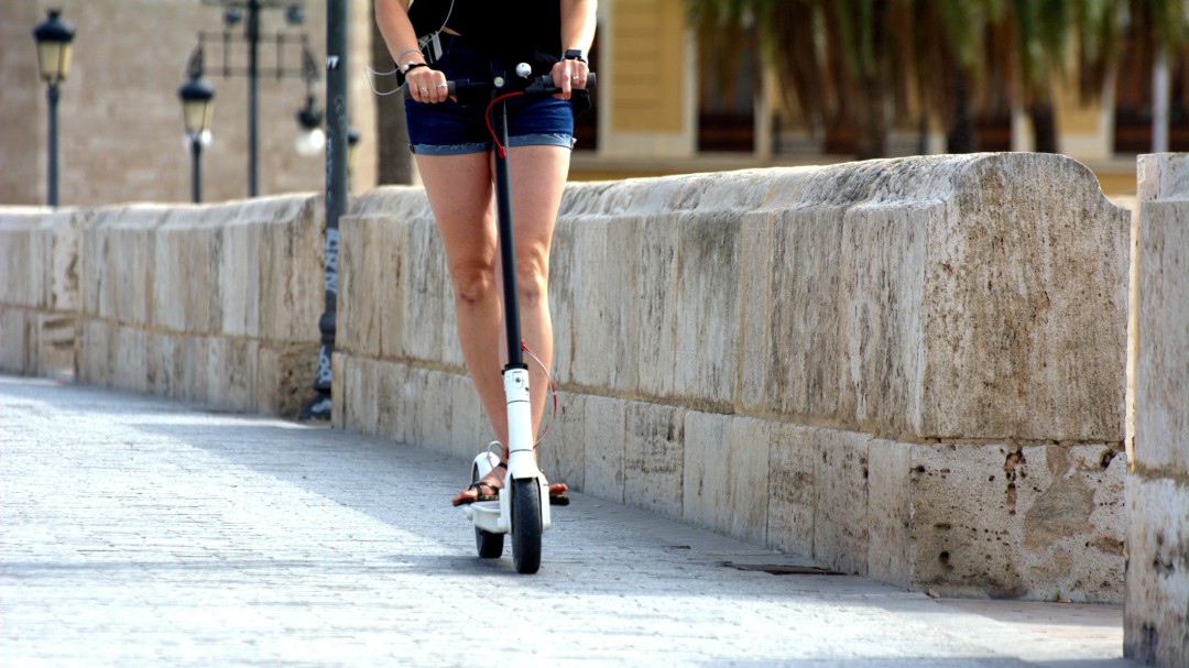 Los usuarios de patinetes, con casco, seguro y por el carril bici