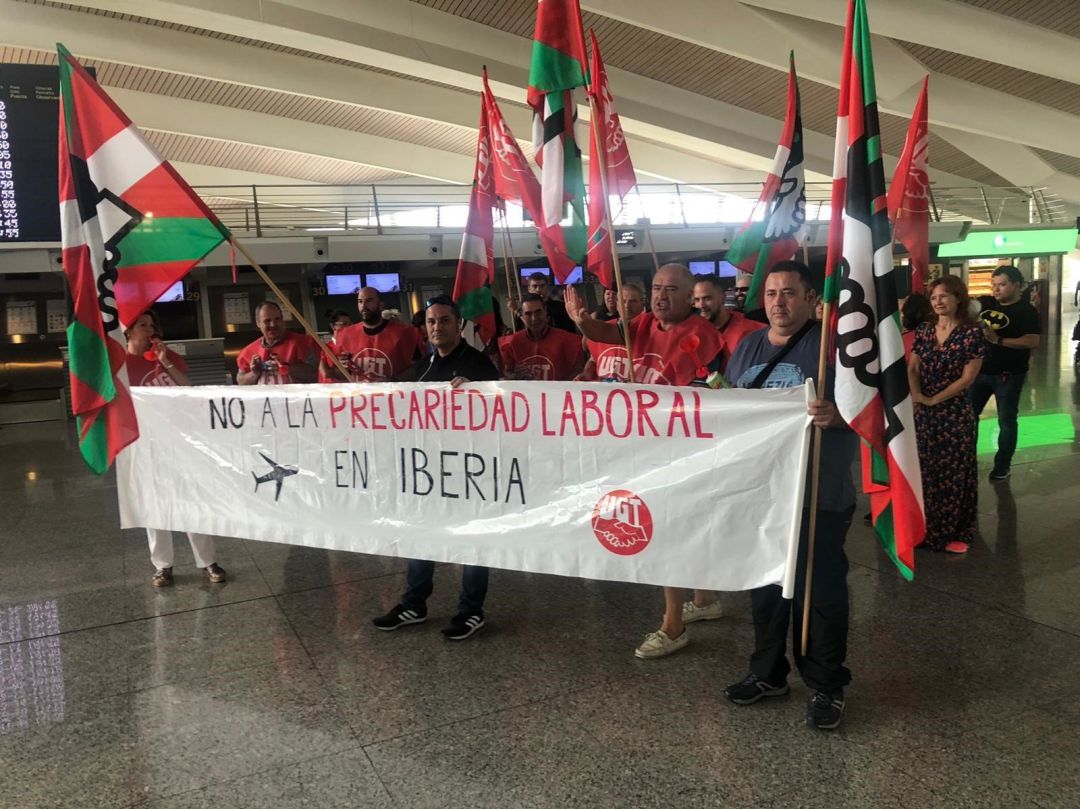 Concentración de trabajadores de Iberia en el Aeropuerto de Bilbao
Concentración de trabajadores de Iberia en el Aeropuerto de Bilbao