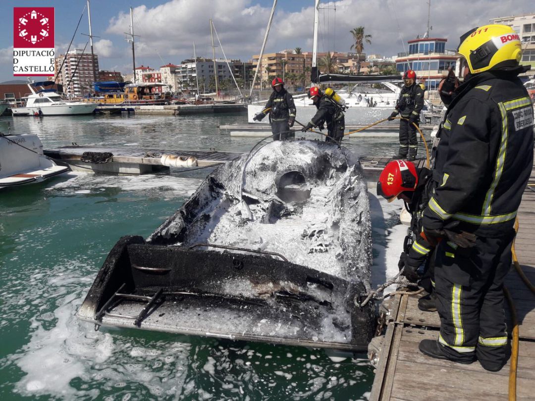 Efectivos del Consorcio provincial de Bomberos de Castellón han trabajado en la extinción de las llamas Efectivos del Consorcio provincial de Bomberos de Castellón han trabajado en la extinción de las llamas
