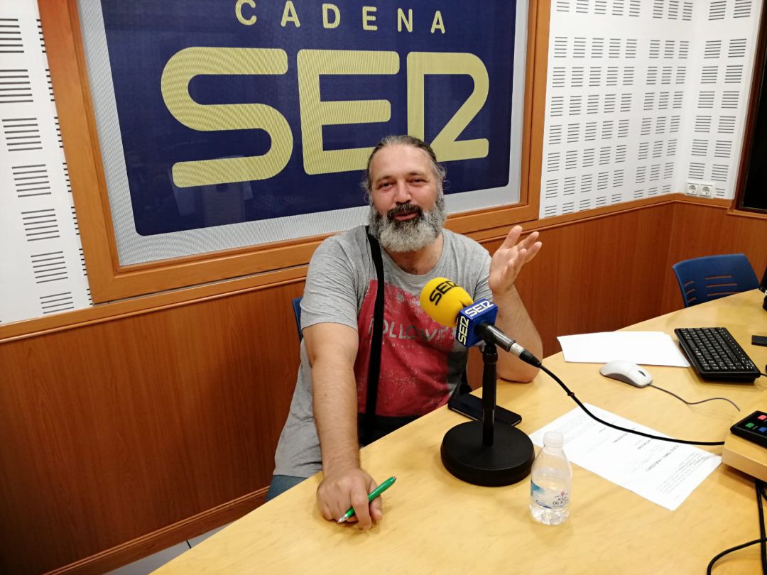 Mustafá, en el estudio de Radio Córdoba. Mustafá, en el estudio de Radio Córdoba.