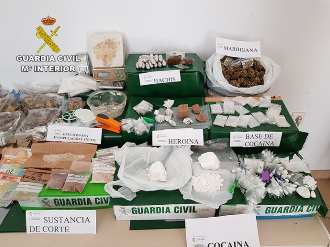 Parte de lo incautado por la Guardia Civil en el registro del inmueble en el que presuntamente los detenidos traficaban con drogas Parte de lo incautado por la Guardia Civil en el registro del inmueble en el que presuntamente los detenidos traficaban con drogas