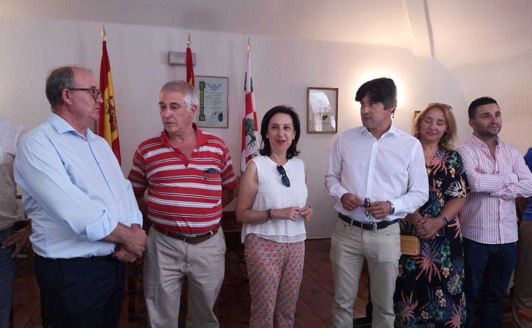La ministra de Defensa en funciones, Margarita Robles, visita Navalacruz para mostrar la solidaridad con los afetados por los incendios en Ávila La ministra de Defensa en funciones, Margarita Robles, visita Navalacruz para mostrar la solidaridad con los afetados por los incendios en Ávila
