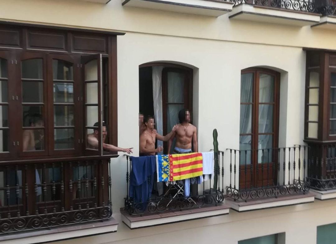 Momento en el que se estaba produciendo la disputa entre los inquilinos y los viandantes. Momento en el que se estaba produciendo la disputa entre los inquilinos y los viandantes.