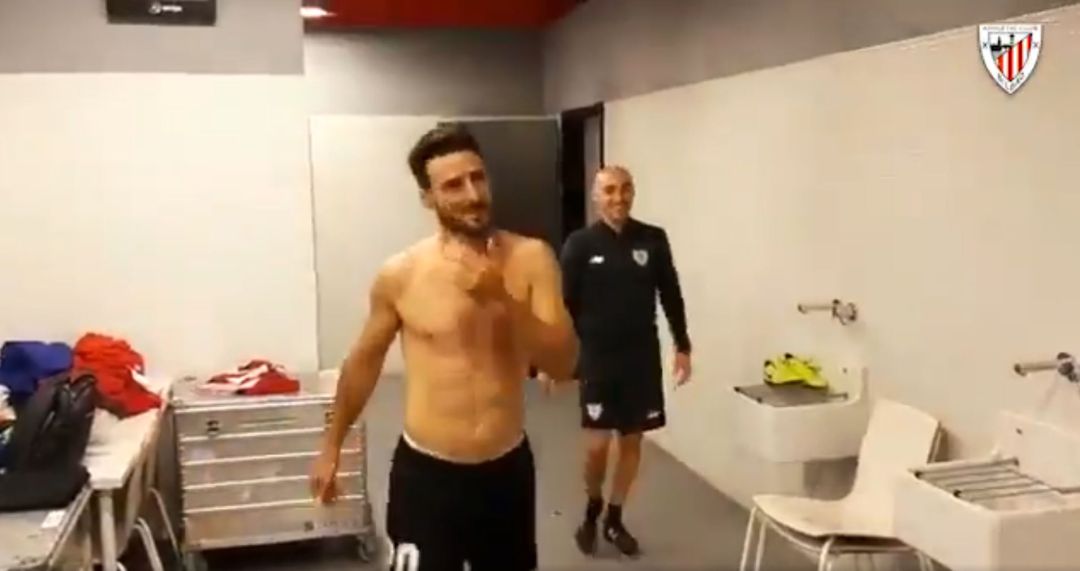 Aritz Aduriz, recibido por sus compañeros tras su gol al Barcelona. Aritz Aduriz, recibido por sus compañeros tras su gol al Barcelona.