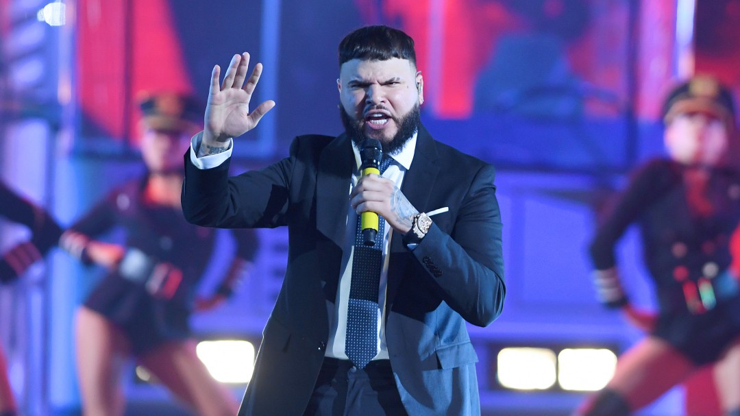 El cantante de reggaetón Farruko pierde su peluquín en pleno concierto