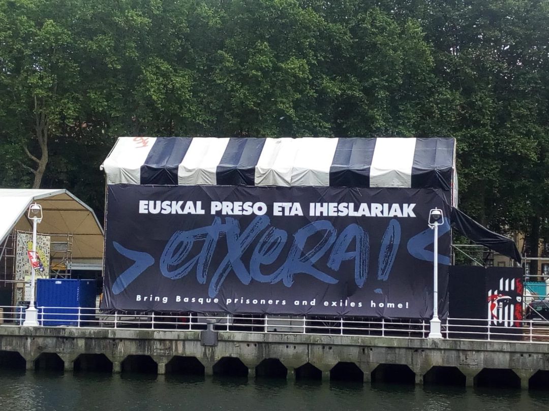 La Audiencia Nacional ordena retirar fotos de presos de ETA de una txozna La Audiencia Nacional ordena retirar fotos de presos de ETA de una txozna