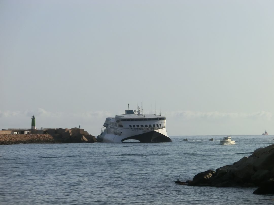 Ferry encallado en la escollera norte del puerto de Dénia. Ferry encallado en la escollera norte del puerto de Dénia.