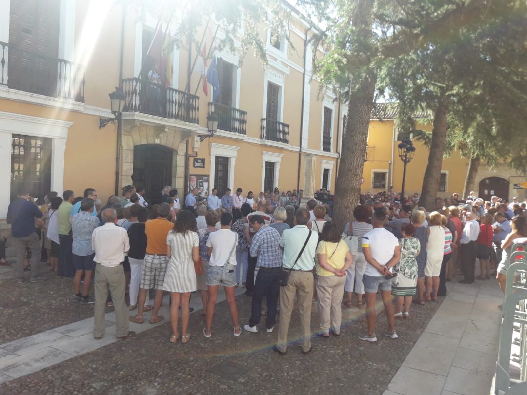 Paredes de Nava, en Palencia, se vuelca en la concentración de repulsa por la muerte a manos de su pareja en Madrid de la cirujana Pilar Cardeñoso Payo, natural de la localidad palentina Paredes de Nava, en Palencia, se vuelca en la concentración de repulsa por la muerte a manos de su pareja en Madrid de la cirujana Pilar Cardeñoso Payo, natural de la localidad palentina