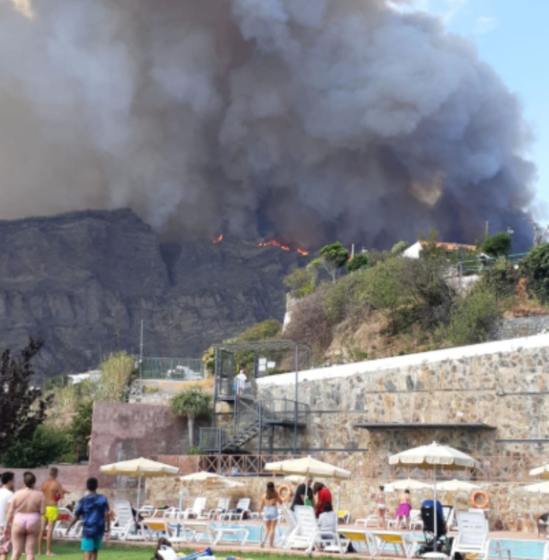 Bañistas miran el fuego en Valleseco, Gran Canaria. Bañistas miran el fuego en Valleseco, Gran Canaria.