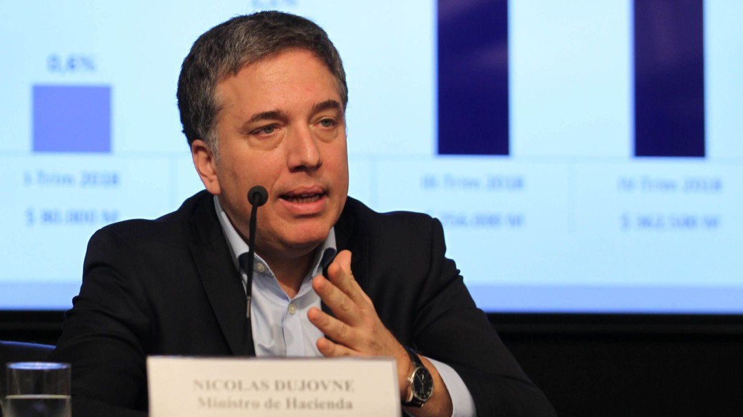Ministro de Hacienda argentino dimite tras terremoto financiero postelectoral