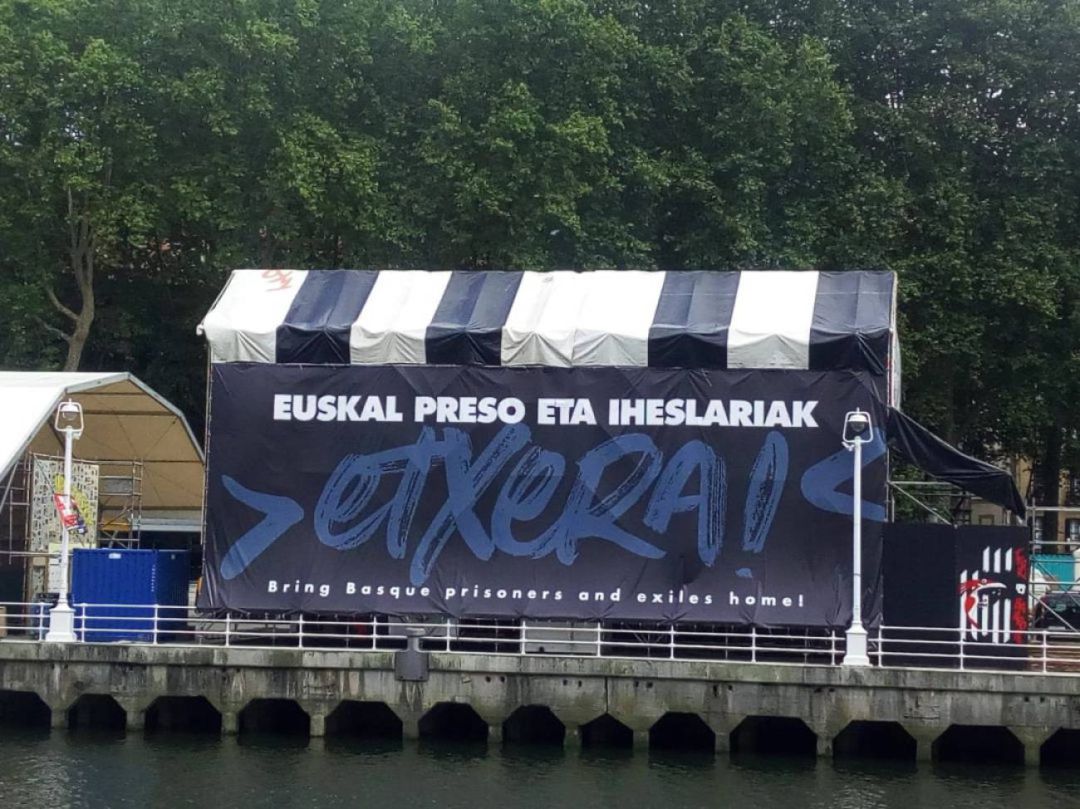 Aste Nagusia 2019: La Ertzaintza retira las fotos de presos de ETA de una txosna de Bilbao Aste Nagusia 2019: La Ertzaintza retira las fotos de presos de ETA de una txosna de Bilbao