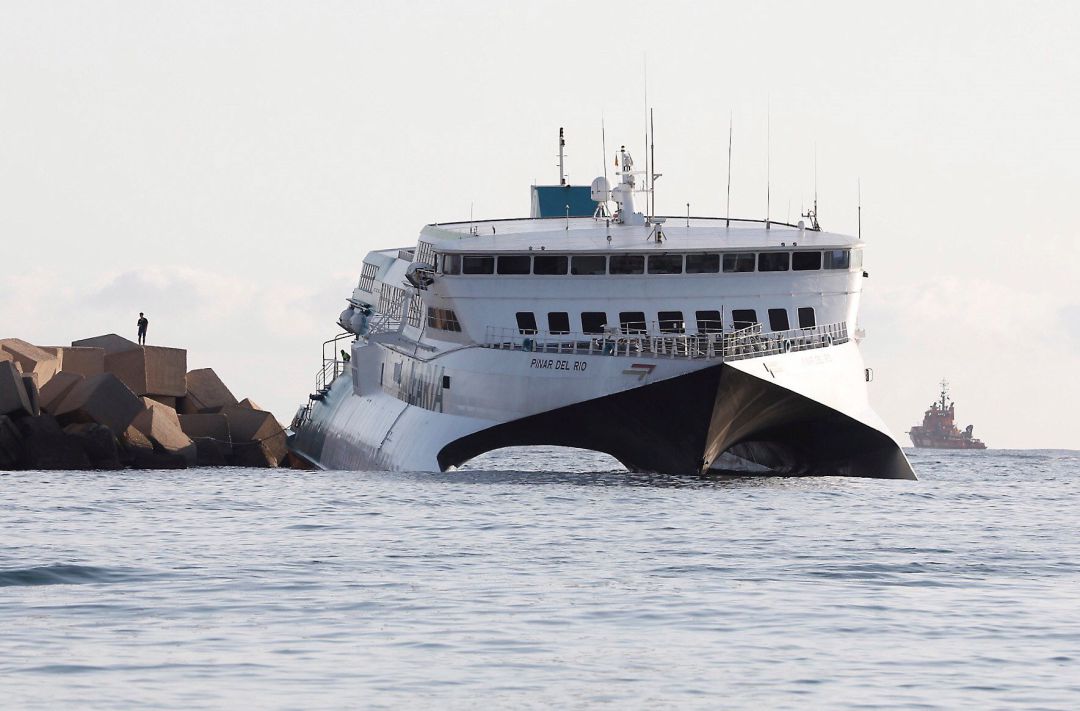 El ferry encallado llevaba 393 pasajeros, todos ilesos y evacuados a tierra El ferry encallado llevaba 393 pasajeros, todos ilesos y evacuados a tierra
