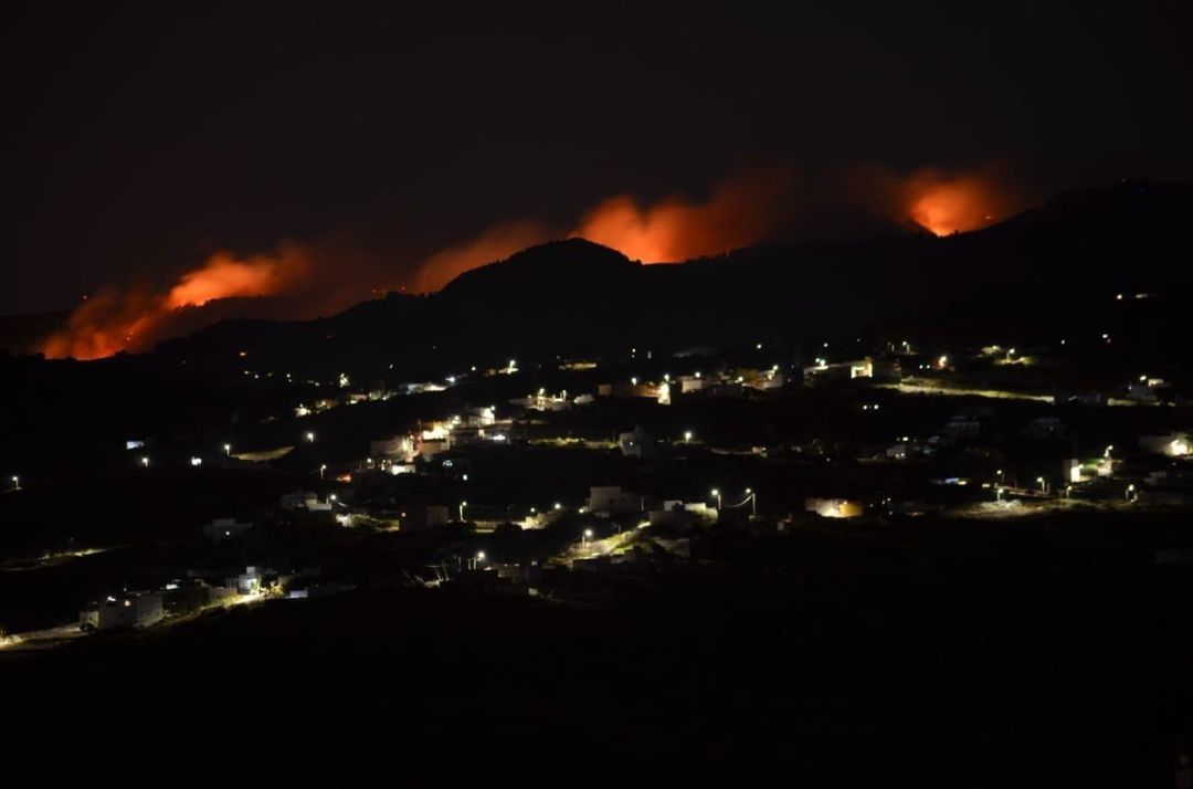 Evacuados durante la noche barrios de seis municipios de Gran Canaria. Evacuados durante la noche barrios de seis municipios de Gran Canaria.