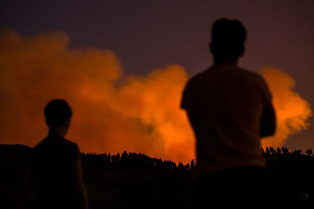 Dos personas mirando el incendio de los altos de Valleseco Dos personas mirando el incendio de los altos de Valleseco