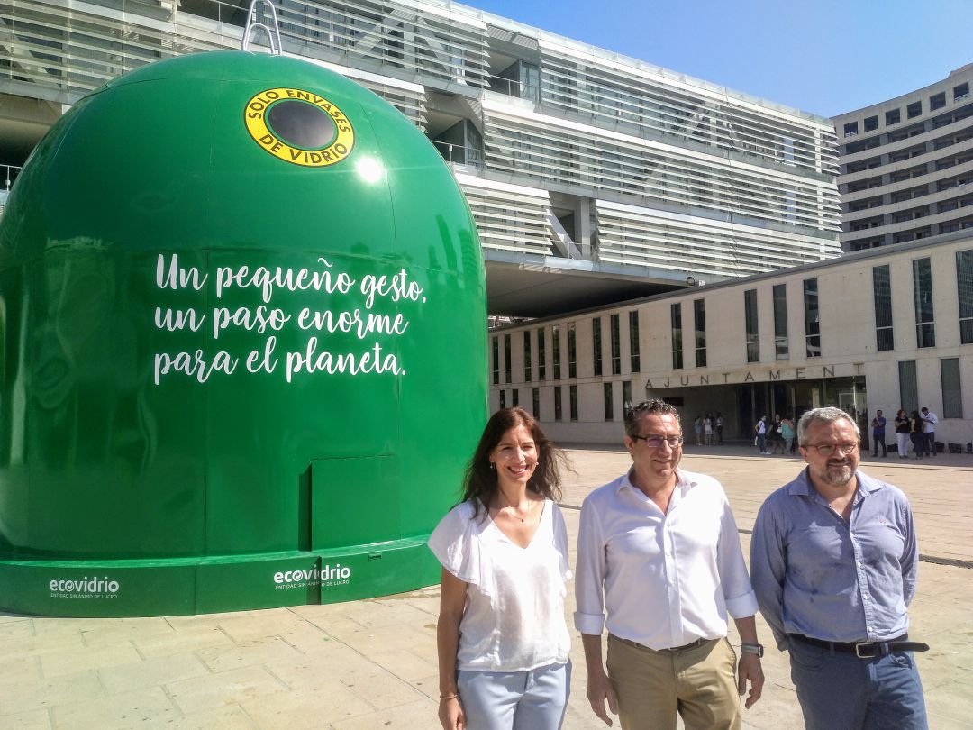 Benidorm estrena el contenedor de vidrio más grande del planeta Benidorm estrena el contenedor de vidrio más grande del planeta