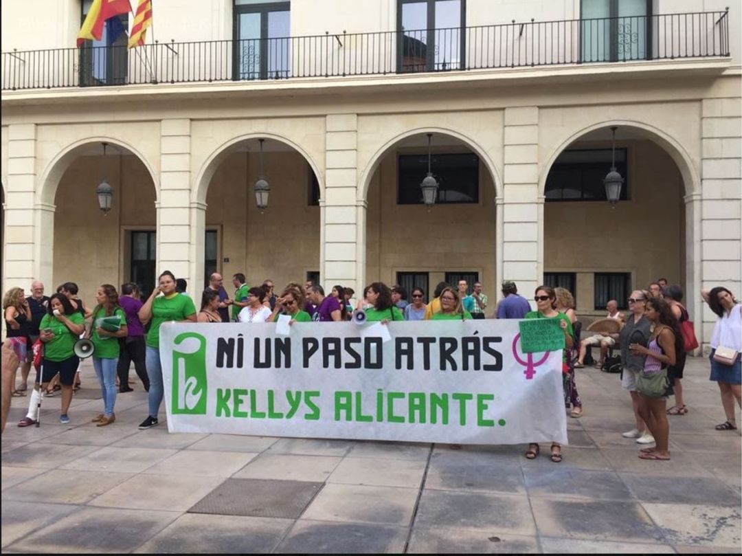 Imagen de la concentración llevada a cabo por las kellys en agosto del año pasado ante el Ayuntamiento de Alicante. Imagen de la concentración llevada a cabo por las kellys en agosto del año pasado ante el Ayuntamiento de Alicante.