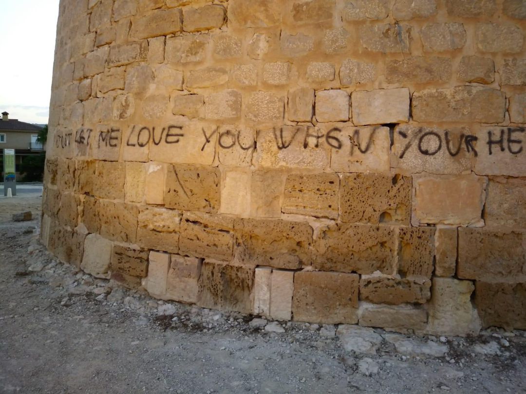 La Torre de la Illeta dels Banyets, cercada tras los daños provocados por un grafiti La Torre de la Illeta dels Banyets, cercada tras los daños provocados por un grafiti
