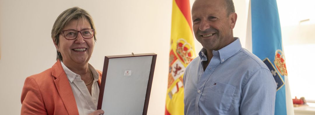 Francisco Javier Díez Ponce ha recibido una metopa en reconocimiento a sus 26 años de servicio como guardacostas en el helicóptero Pesca 1 Francisco Javier Díez Ponce ha recibido una metopa en reconocimiento a sus 26 años de servicio como guardacostas en el helicóptero Pesca 1
