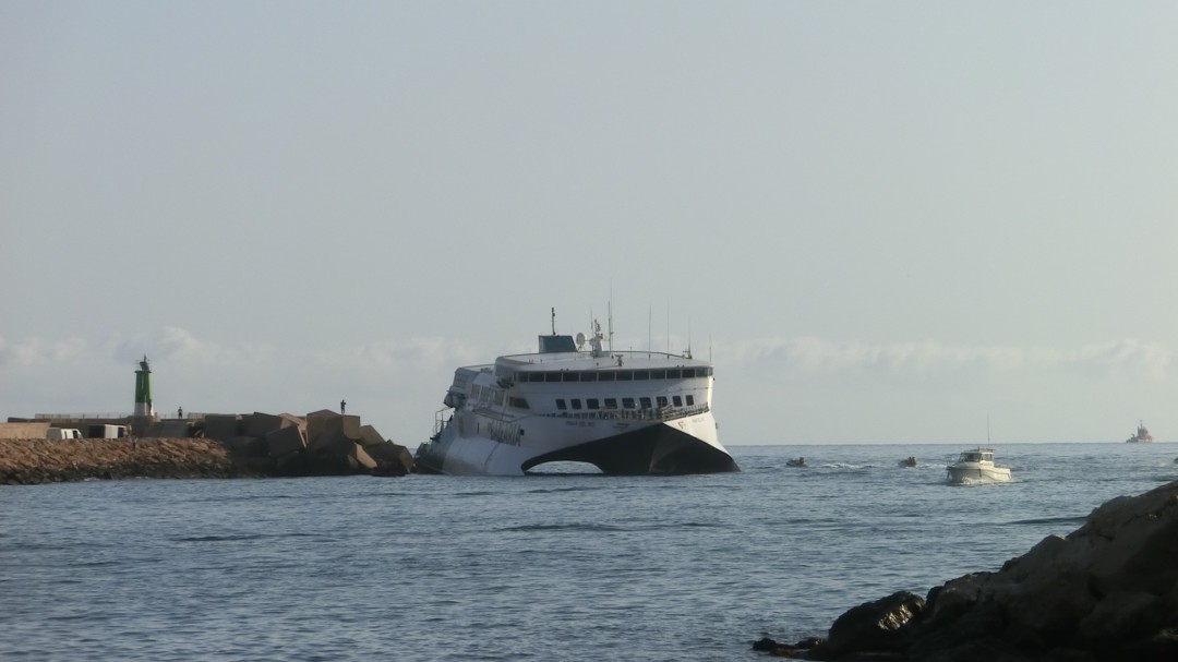 Baleària estudia dos propuestas para reflotar el ferry encallado en Dénia