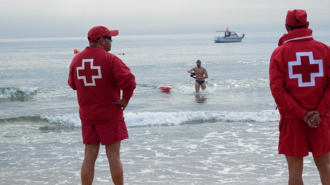Cruz Roja Gandia realiza más de 1.200 intervenciones en la playa en julio