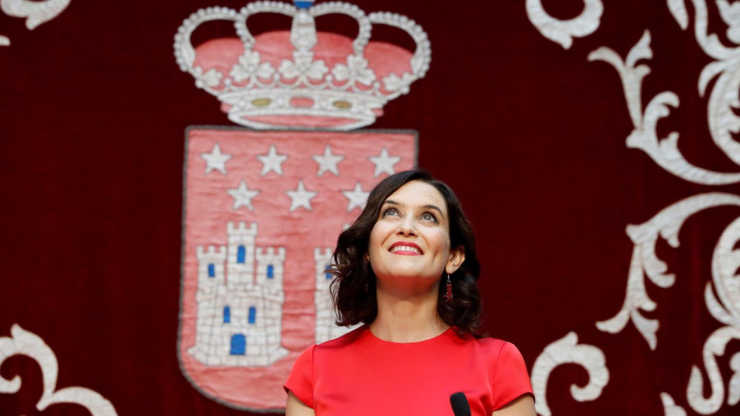 Ayuso toma posesión haciendo gala del sesgo liberal de su nuevo gobierno