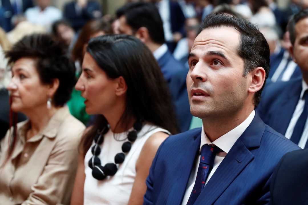 El líder de Ciudadanos en Madrid, Ignacio Aguado (d), y la portavoz de Vox en Madrid, Rocío Monasterio, asisten al acto de toma de posesión de la popular Isabel Díaz Ayuso como presidenta de la Comunidad de Madrid, este lunes en la Real Casa de Correos, sede del gobierno regional. El líder de Ciudadanos en Madrid, Ignacio Aguado (d), y la portavoz de Vox en Madrid, Rocío Monasterio, asisten al acto de toma de posesión de la popular Isabel Díaz Ayuso como presidenta de la Comunidad de Madrid, este lunes en la Real Casa de Correos, sede del gobierno regional.