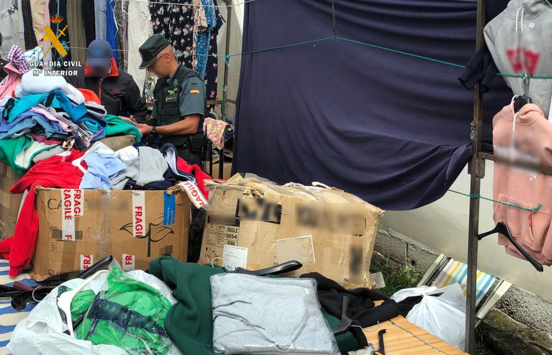 Prendas de ropa intervenidas en el mercado de Oriñón por estar, supuestamente, falsificadas Prendas de ropa intervenidas en el mercado de Oriñón por estar, supuestamente, falsificadas