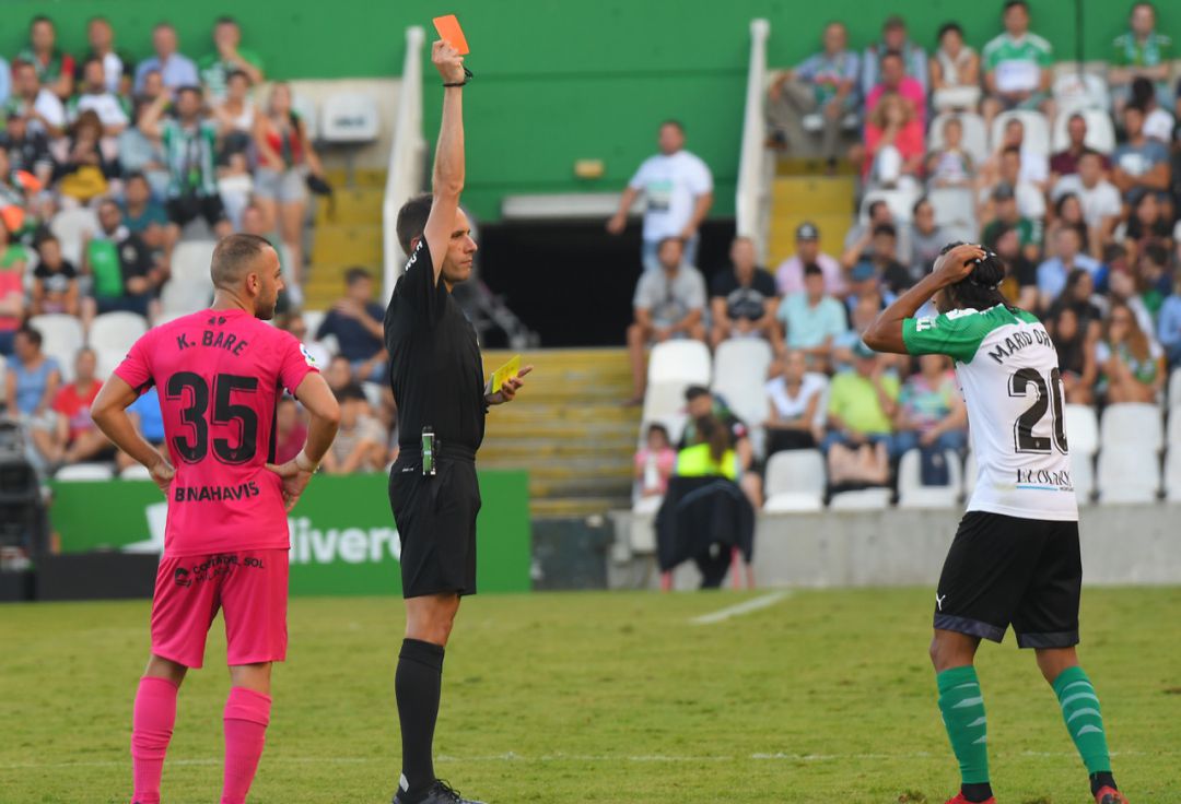 Mario Ortiz no entendió la segunda amarilla, y consiguiente roja, que le enseñó Gorostegui. Mario Ortiz no entendió la segunda amarilla, y consiguiente roja, que le enseñó Gorostegui.