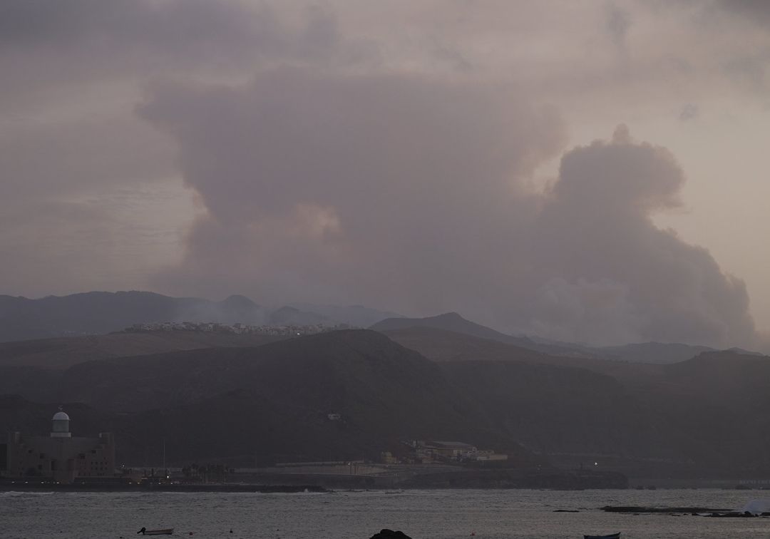 Radiografía del fuego en Gran Canaria: "Es como un infierno, se apaga por un lado y empieza a arder por el otro"