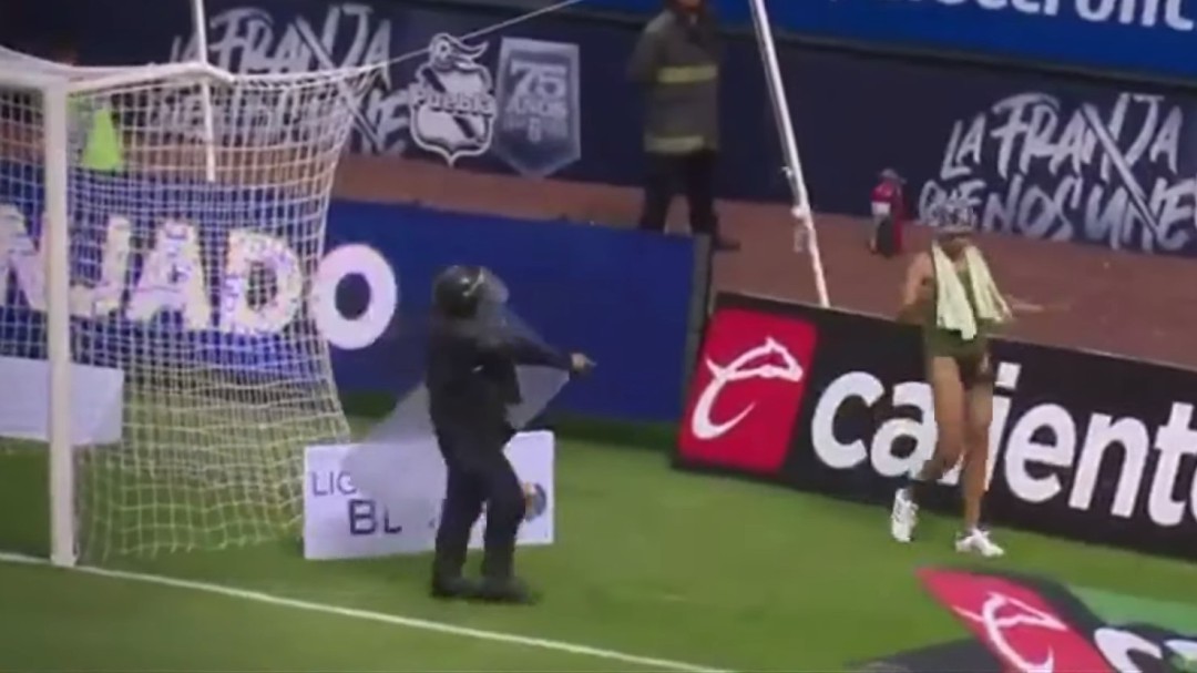Un hincha interrumpe un partido en México vestido del 'negro del WhatsApp'