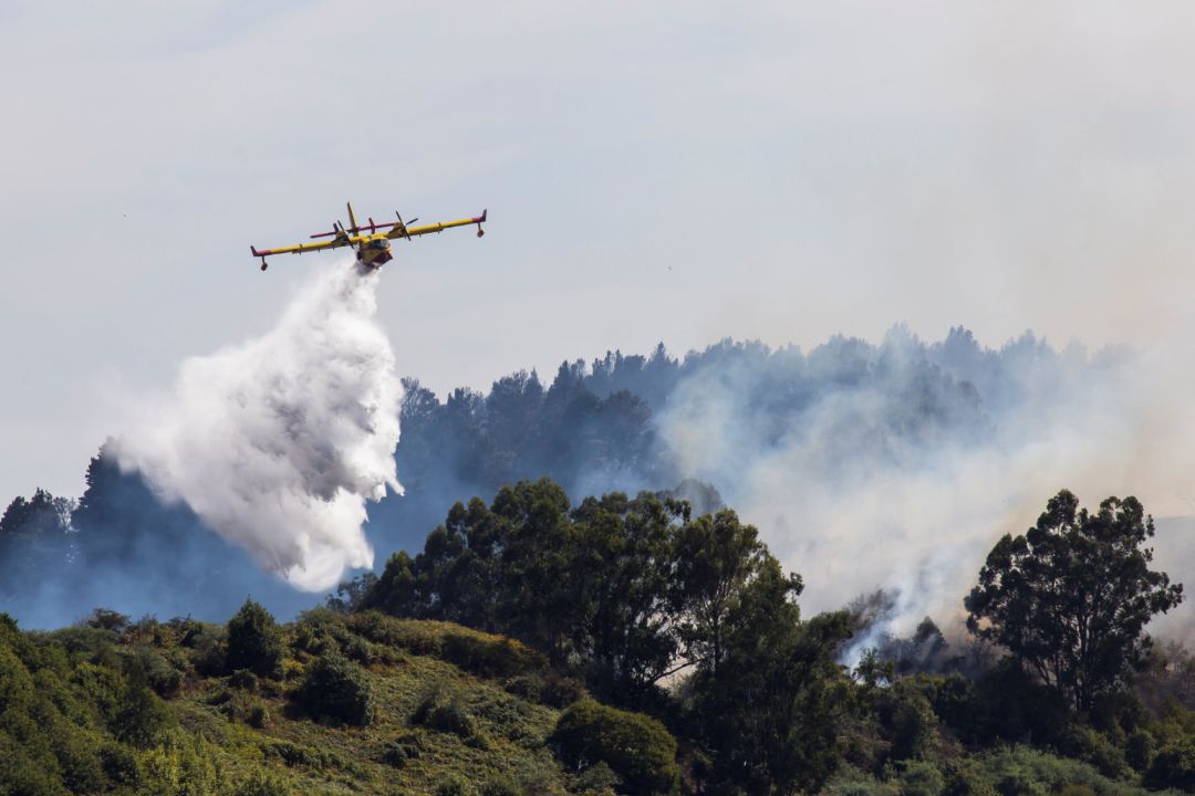 Un avión lanza agua contra el incendio en Gran Canaria Un avión lanza agua contra el incendio en Gran Canaria