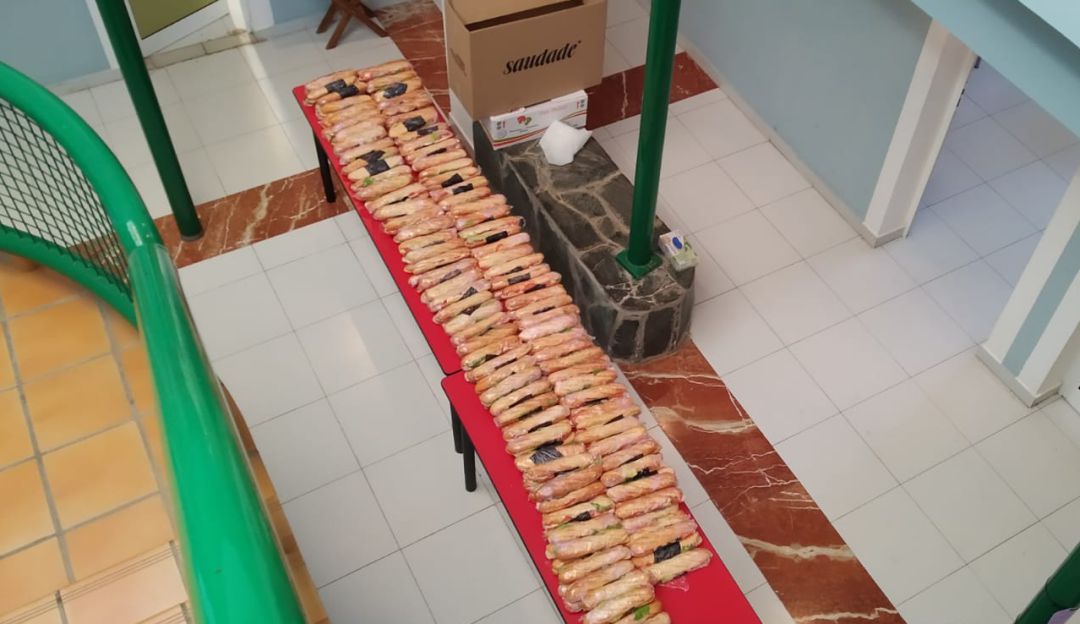 Bocadillos preparados para las personas evacuadas de sus casas. Bocadillos preparados para las personas evacuadas de sus casas.